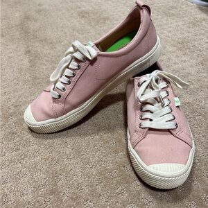 Cariuma shoes - worn twice
Size 10.5
Excellent condition